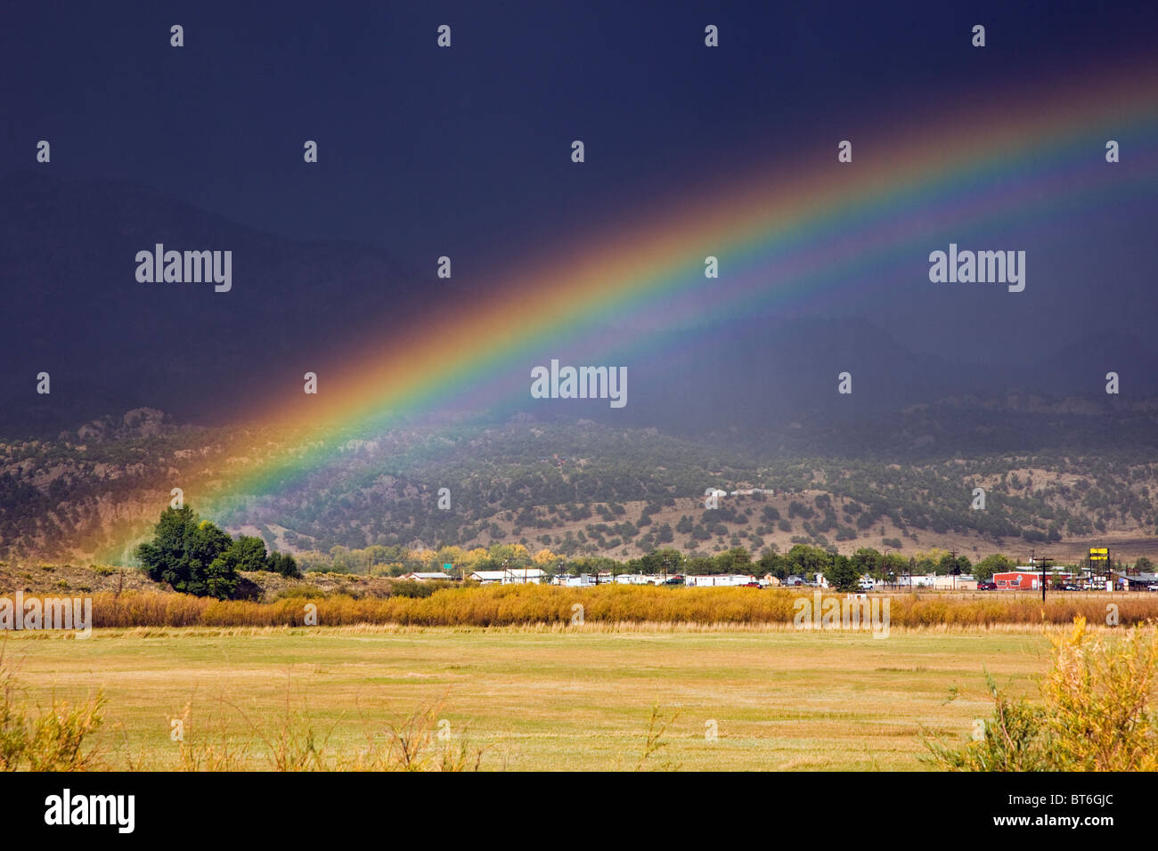 Doppio arcobaleno vicino al villaggio di Johnson, Chaffee County, Colorado, STATI UNITI D'AMERICA Foto Stock