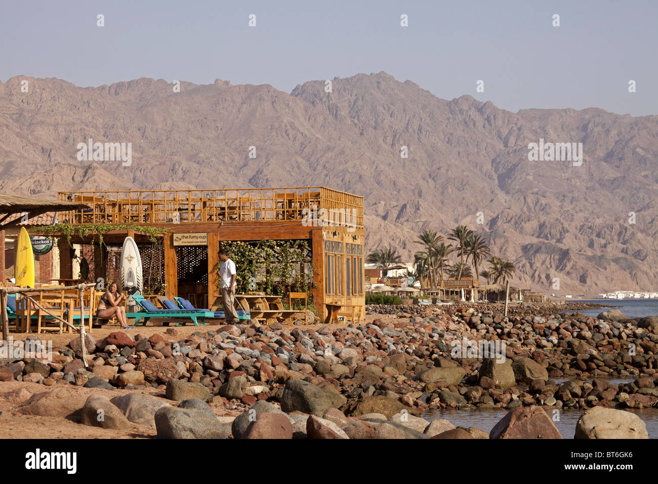 Blue Beach Club e Bar la pelliccia Cup presso la spiaggia rocciosa a Dahab, Sinai, Egitto, Africa Foto Stock