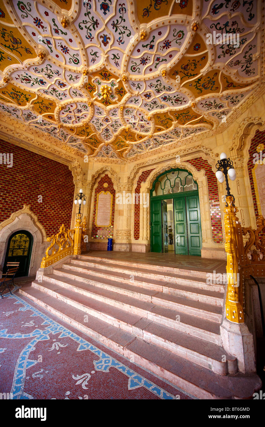La sala di ingresso e di Art Nouveau Museo di Arti Applicate con piastrelle Zolnay e ceramica parapetti. Budapest Ungheria Foto Stock