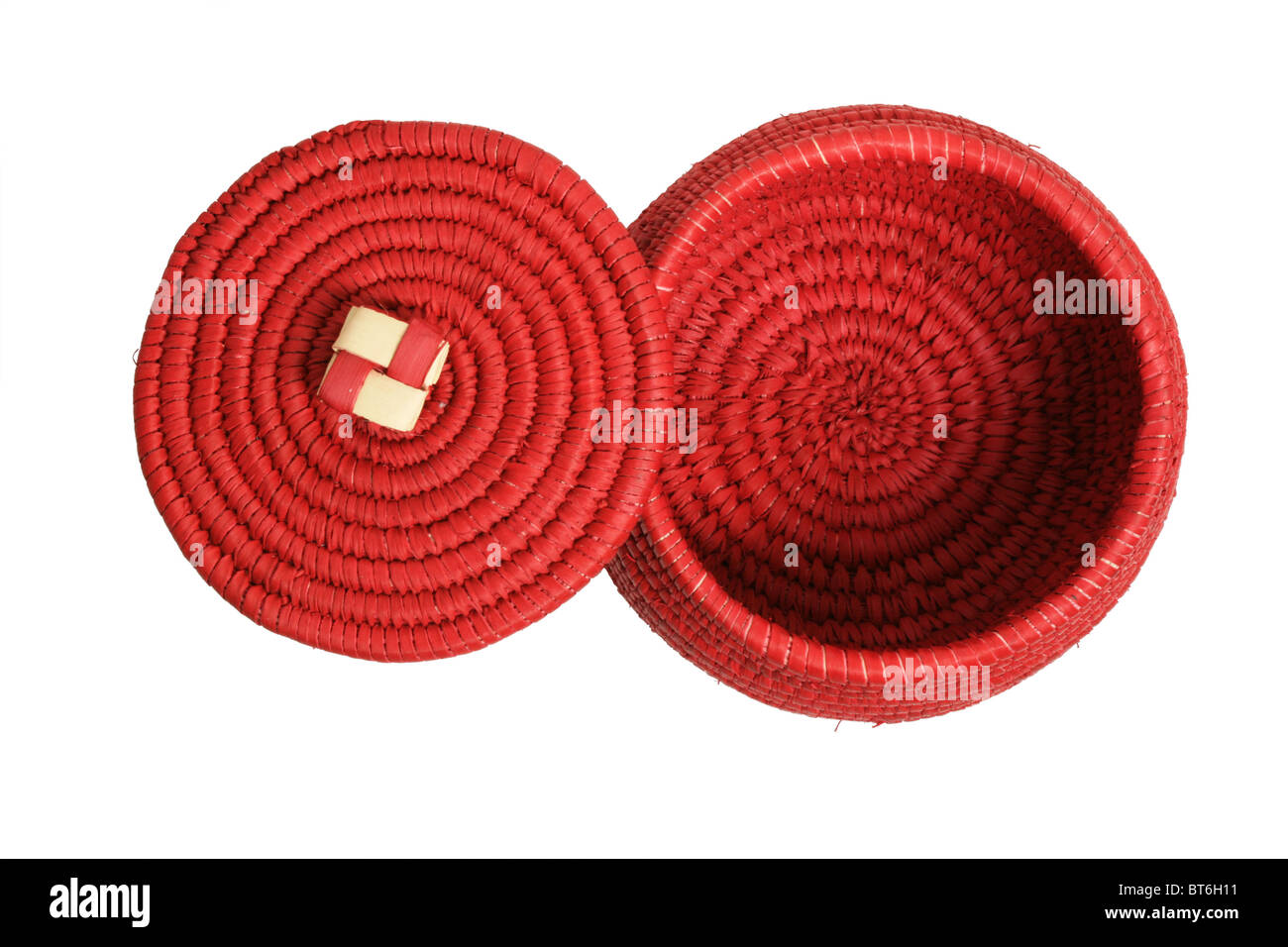Rosso africano a spirale cesto con coperchio isolato su bianco Foto Stock