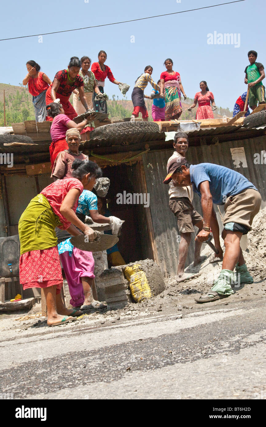 La gente del posto la costruzione di una casa rurale in Nepal Foto Stock