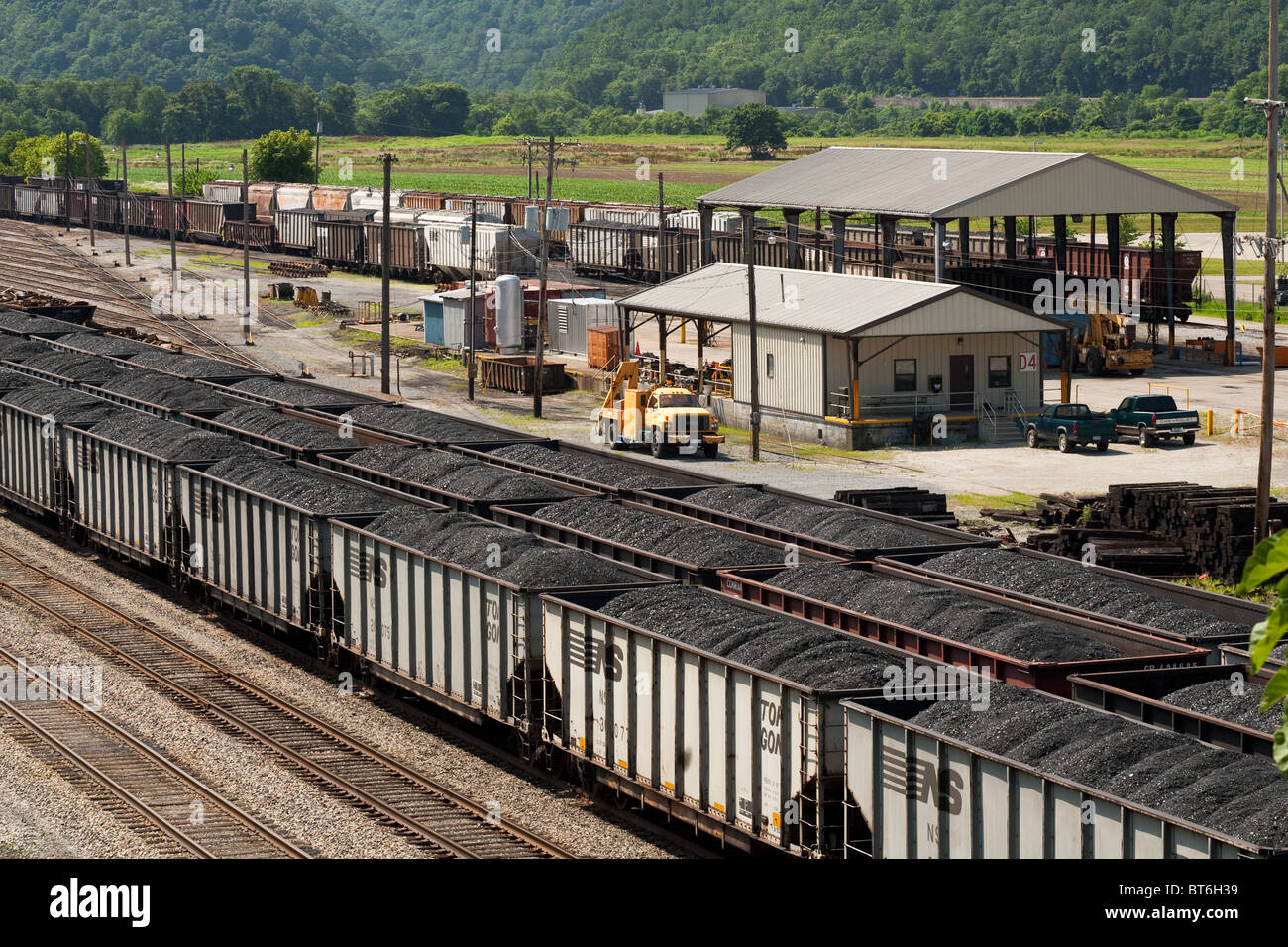 Vetture di carbone sono abbondanti nel Norfolk Southern Dickinson Railyard & Train Repair Shop vicino a sud di Charleston, West Virginia, USA Foto Stock