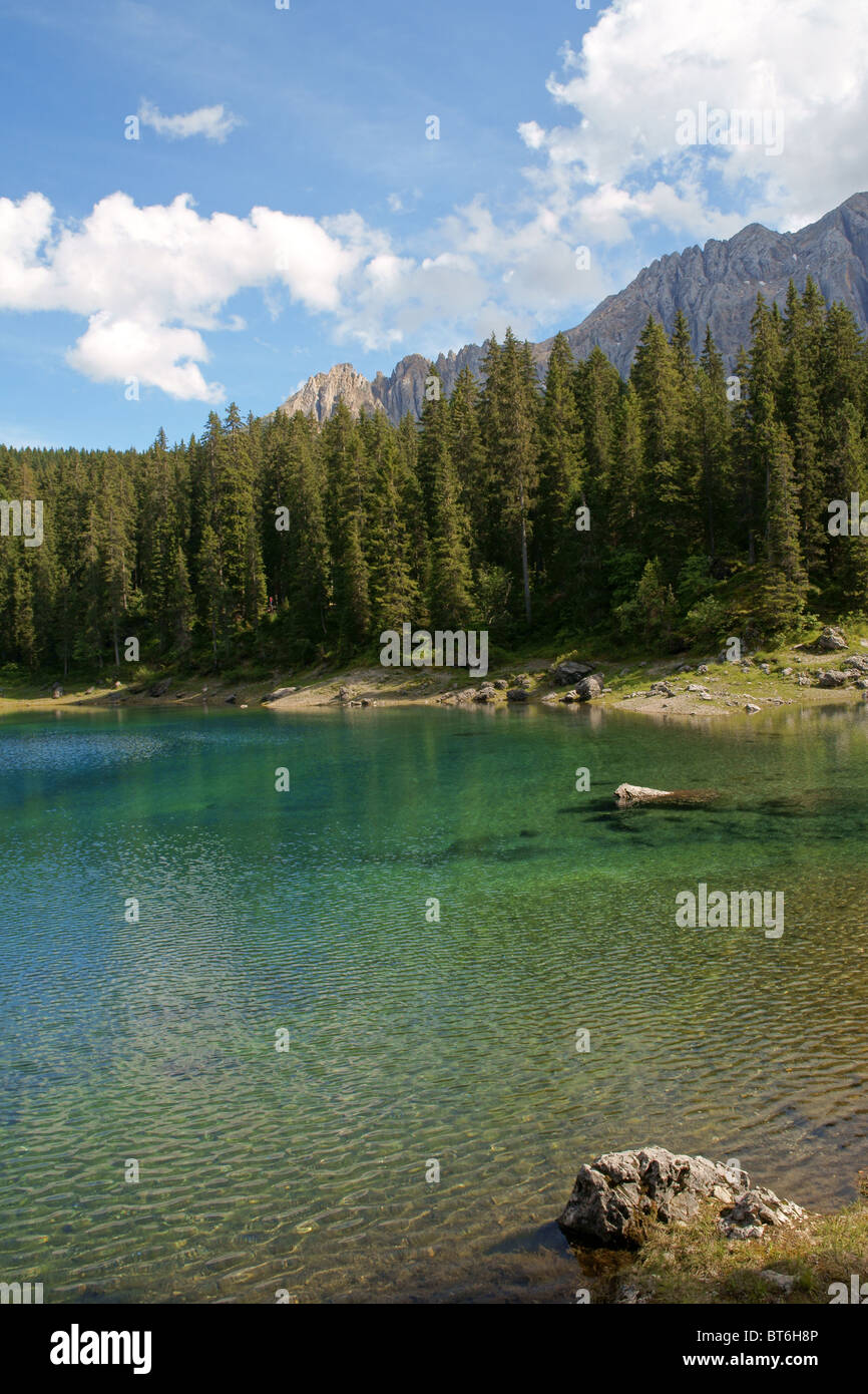 Vista panoramica del lago di Carezza nella regione italiana del Trentino Alto Adige Foto Stock