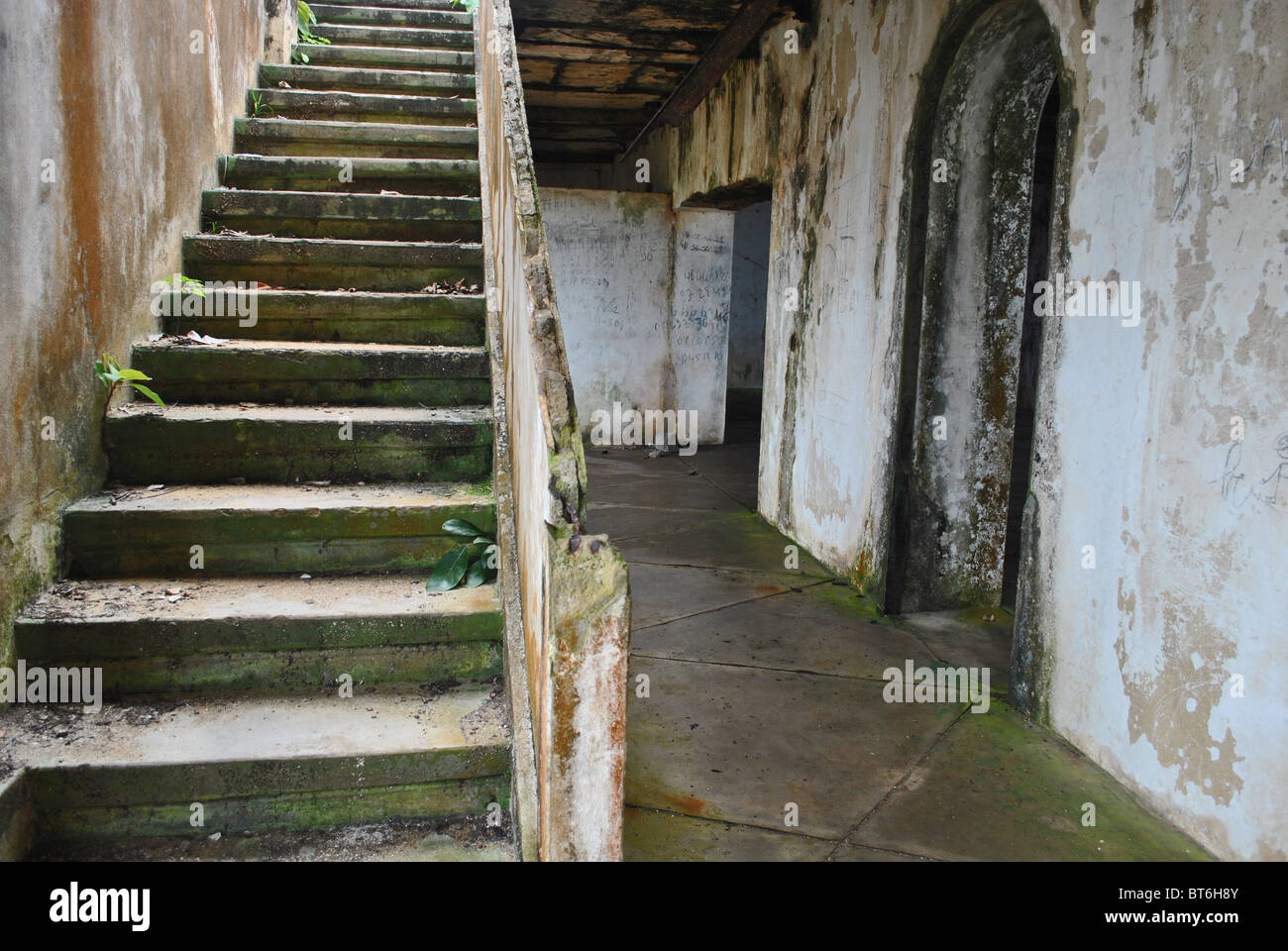 Abbandonato casa coloniale, ora accovacciato in da rifugiati liberiani in Sassandra, Costa d Avorio, Africa occidentale Foto Stock