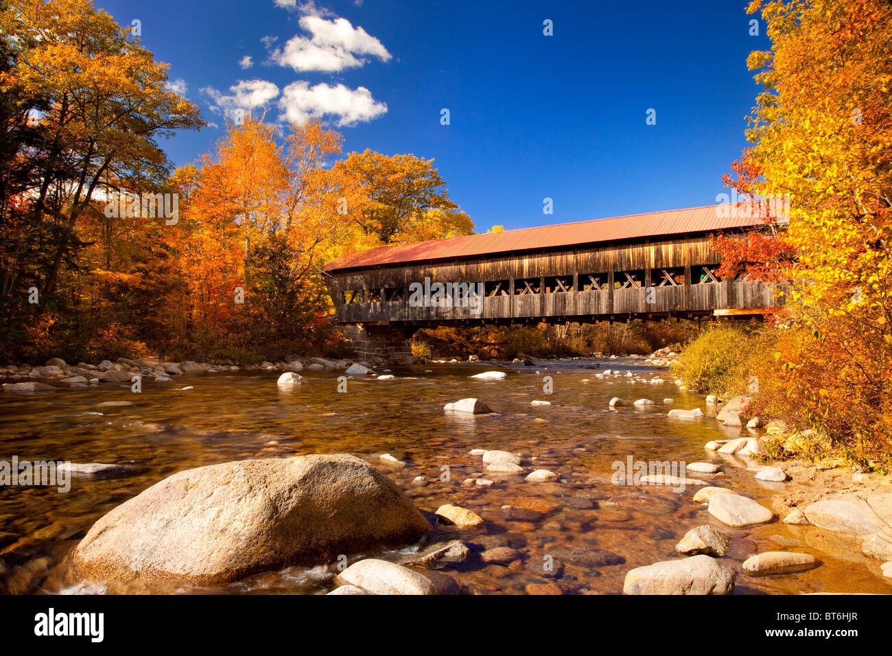 Autunno a Albany coperto ponte sopra il fiume Swift, Albany New Hampshire USA Foto Stock