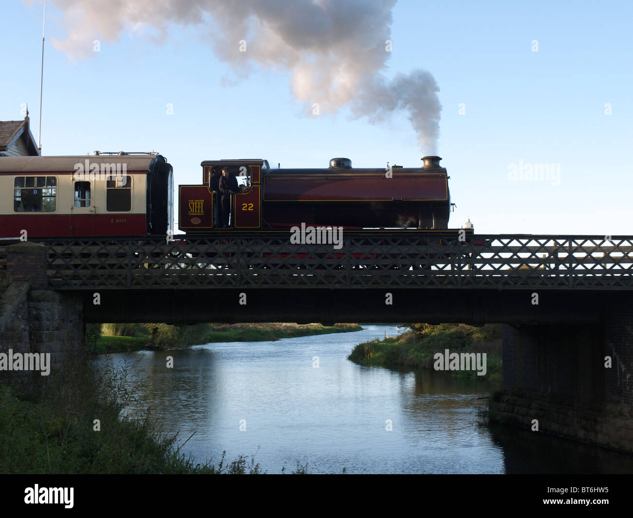 Austerità Hunslet no:22 attraversando il fiume Nene avendo appena lasciato Wansford Foto Stock