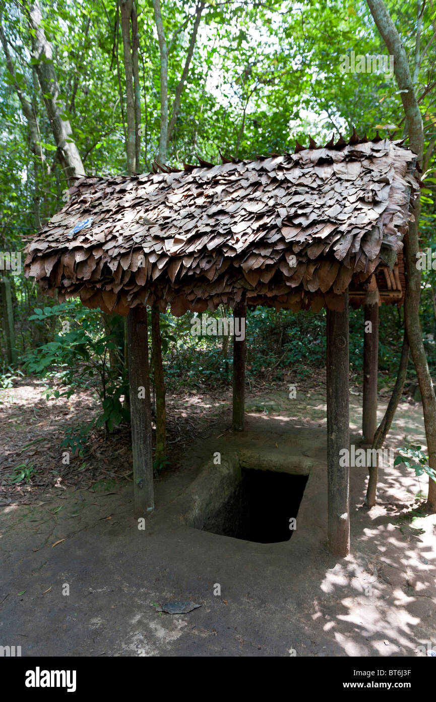 Ingresso di Tunnel di Cu Chi complesso di tunnel, Ho Chi Minh City, Vietnam. Foto Stock