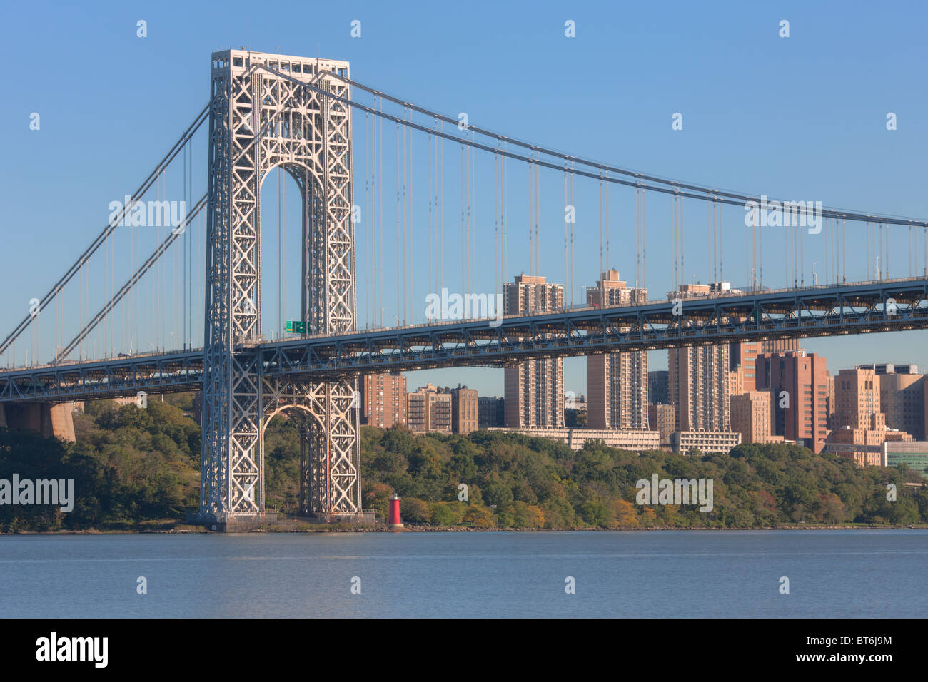 Il Ponte George Washington Bridge e Jeffrey's Faro di Hook sul fiume Hudson Foto Stock
