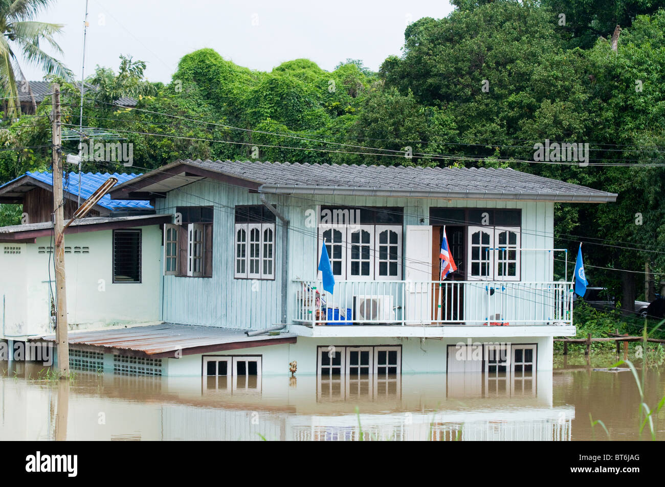Casa parzialmente sommerso in acqua durante la stagione dei monsoni in Thailandia. Foto Stock