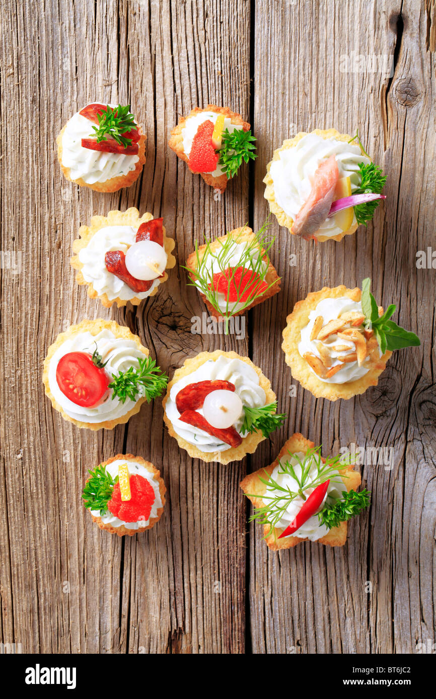 Varietà di pasticceria-basato tartine con vari condimenti Foto Stock