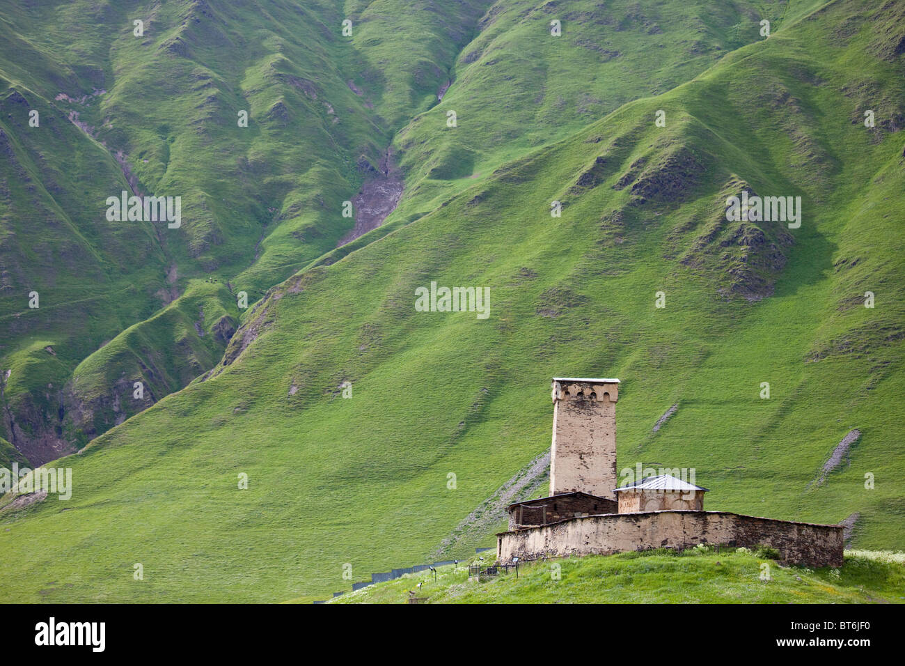 Chiesa sopra Ushguli villaggio nella regione di Svaneti della Georgia Foto Stock