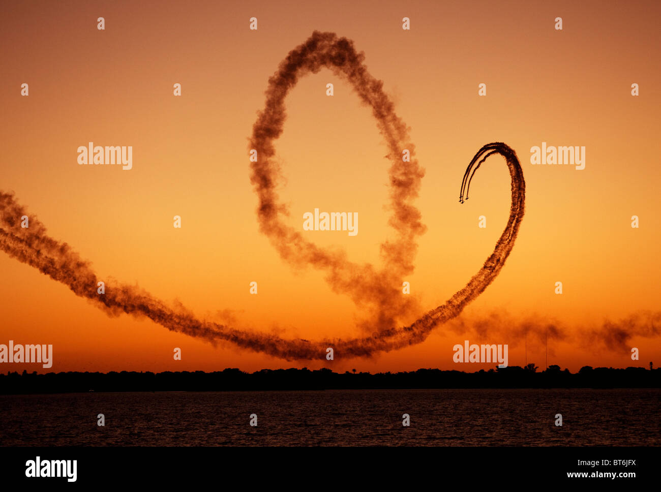 Aerei da combattimento sul display al tramonto Foto Stock