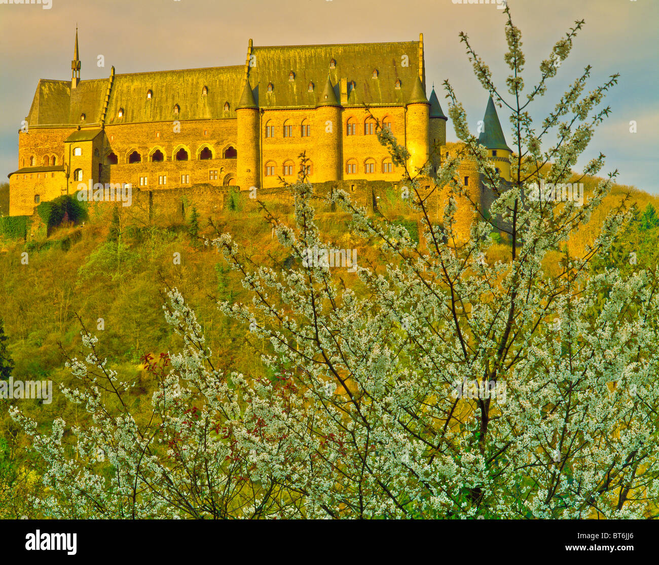 Castello di Vianden, montagne delle Ardenne, Lussemburgo, la casa di Victor Hugo, nono secolo fortezza, pomeriggio Aprile Foto Stock