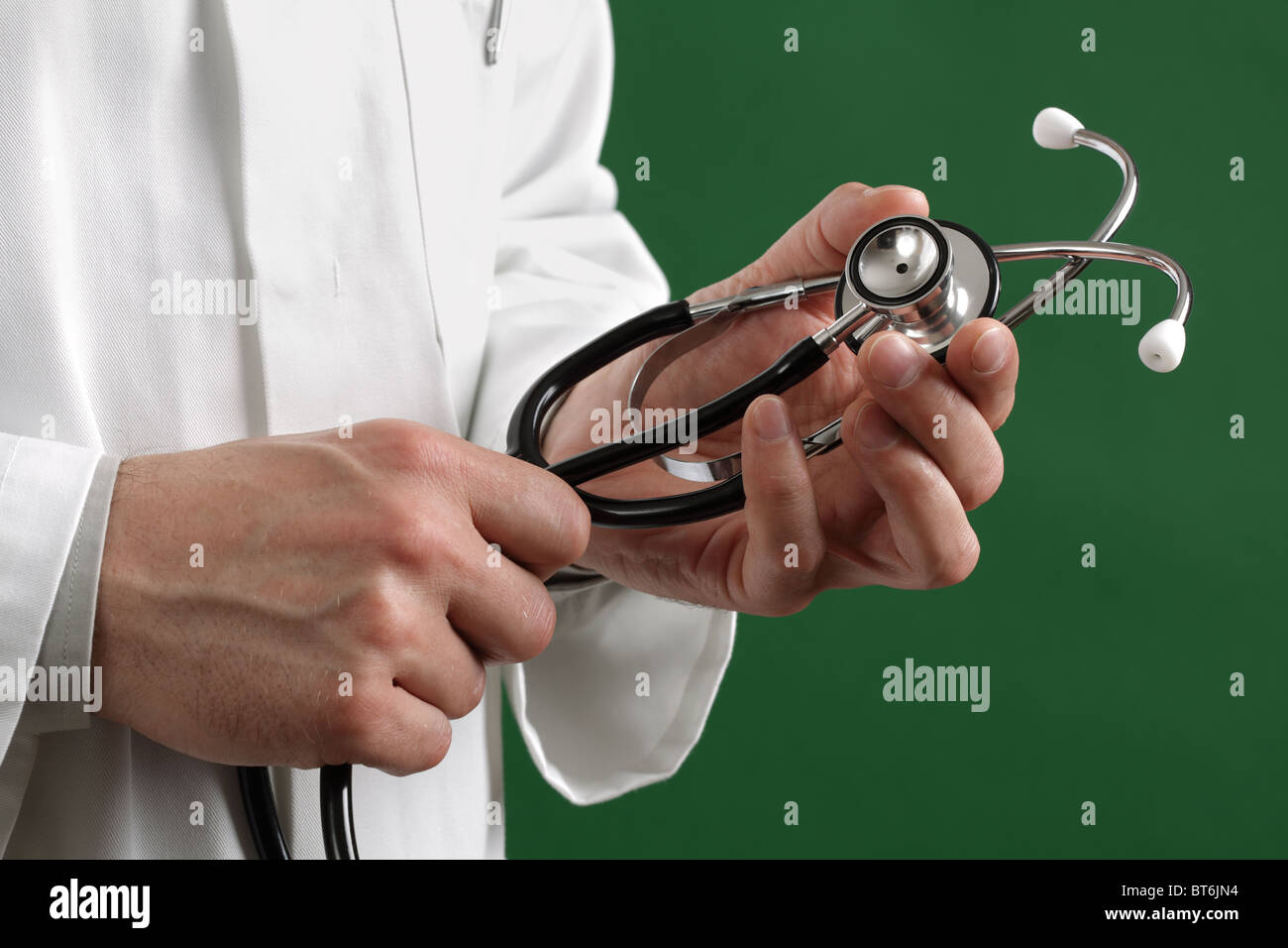 Medico tenendo uno stetoscopio Foto Stock