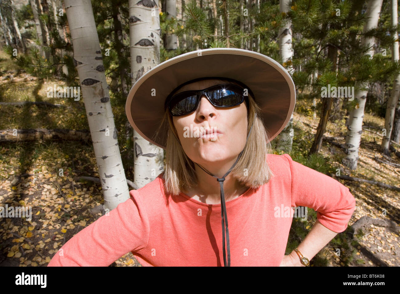 Donna di mezza età baciando la telecamera durante le escursioni sul green Creek Trail, San Isabel National Forest, Colorado, STATI UNITI D'AMERICA Foto Stock