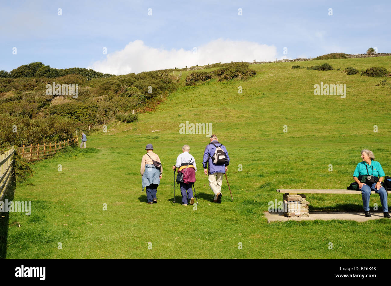 Gruppo di persone escursionismo su un sentiero da Looe a Polperro, Cornwall, Regno Unito Foto Stock