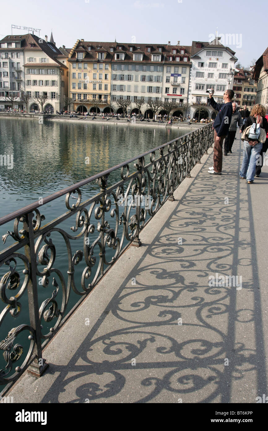 I turisti tenendo la foto in Lucerna, Svizzera. Foto Stock