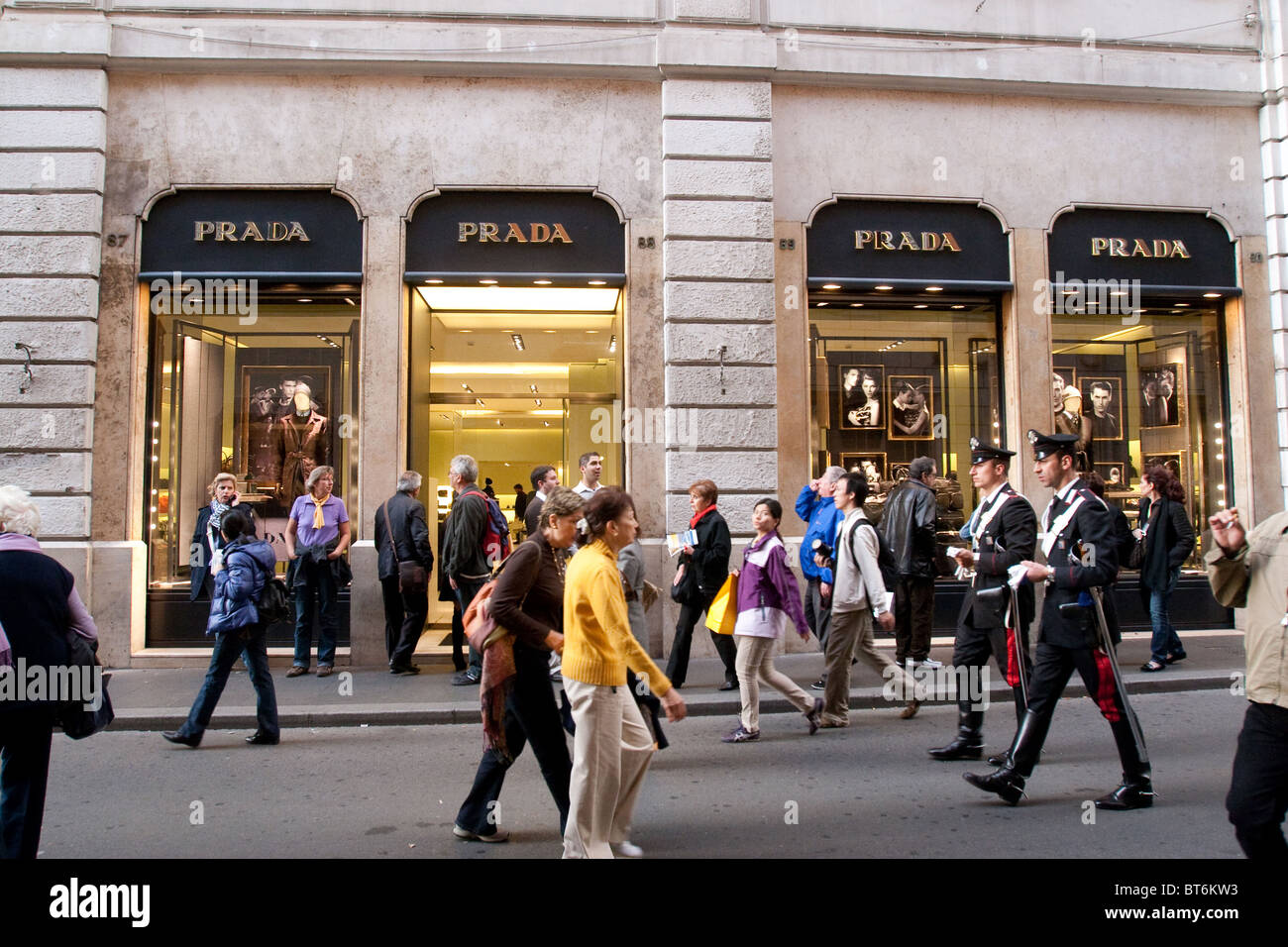 Via dei Condotti, Prada fashion store windows su sfondo. Roma Italia Foto  stock - Alamy