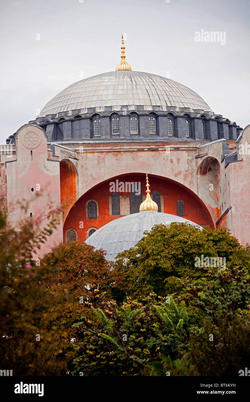Hagia Sophia (Aya Sophia) (STE Sophia) Chiesa moschea ora museo di Istanbul in Turchia. Twilight vista da Sultanahmet 100920 Turchia Foto Stock