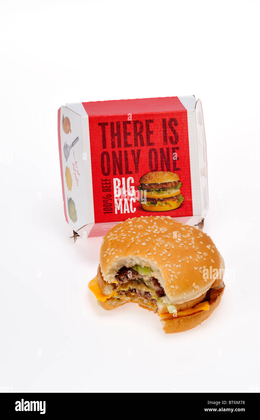 McDonald's Big Mac burger con imballaggio su bianco, tagliate Foto Stock
