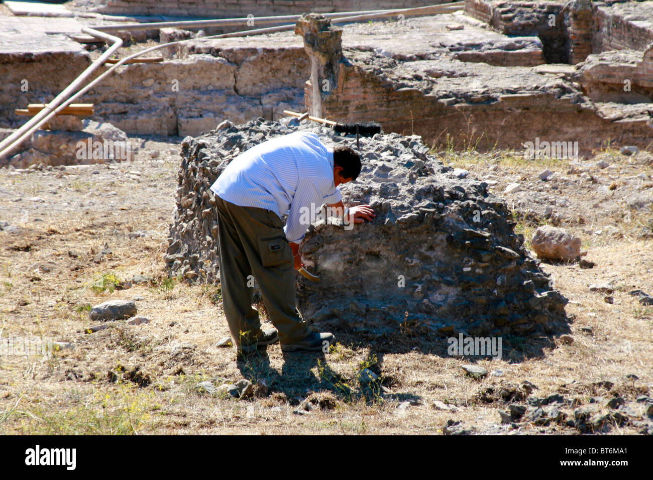 Un archeologo al lavoro all'interno di una antica impostazione Foto Stock