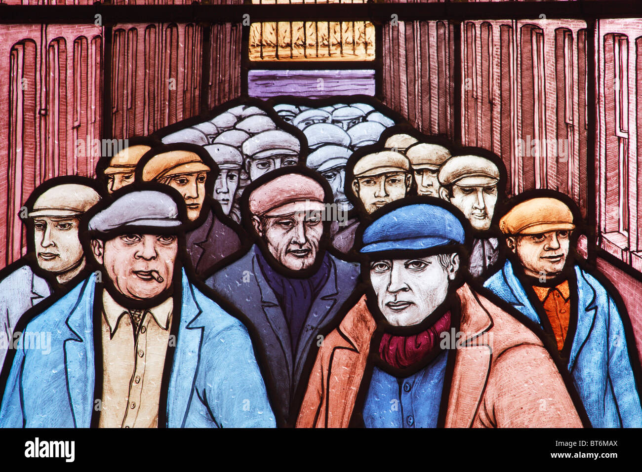 Vetrata raffigurante i lavoratori del cantiere nella cattedrale di Santa Maria, Newcastle upon Tyne, England, Regno Unito Foto Stock