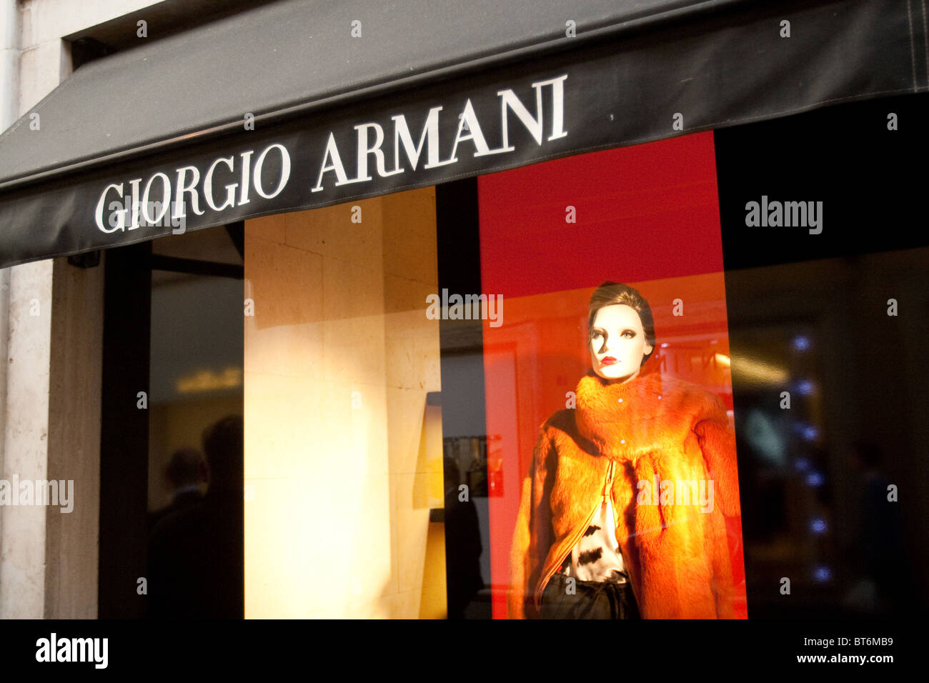 Negozio Giorgio Armani Roma via condotti Italia negozio fashion shopping  Street window Foto stock - Alamy