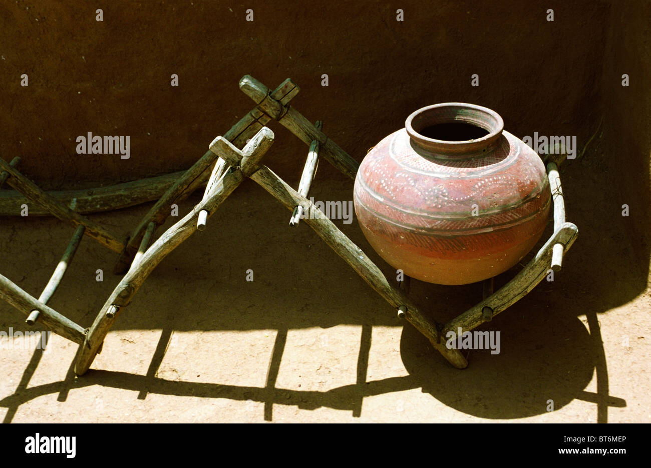 Rurale indiano contenitore acqua pot storico shot presi in Udaipur India Foto Stock