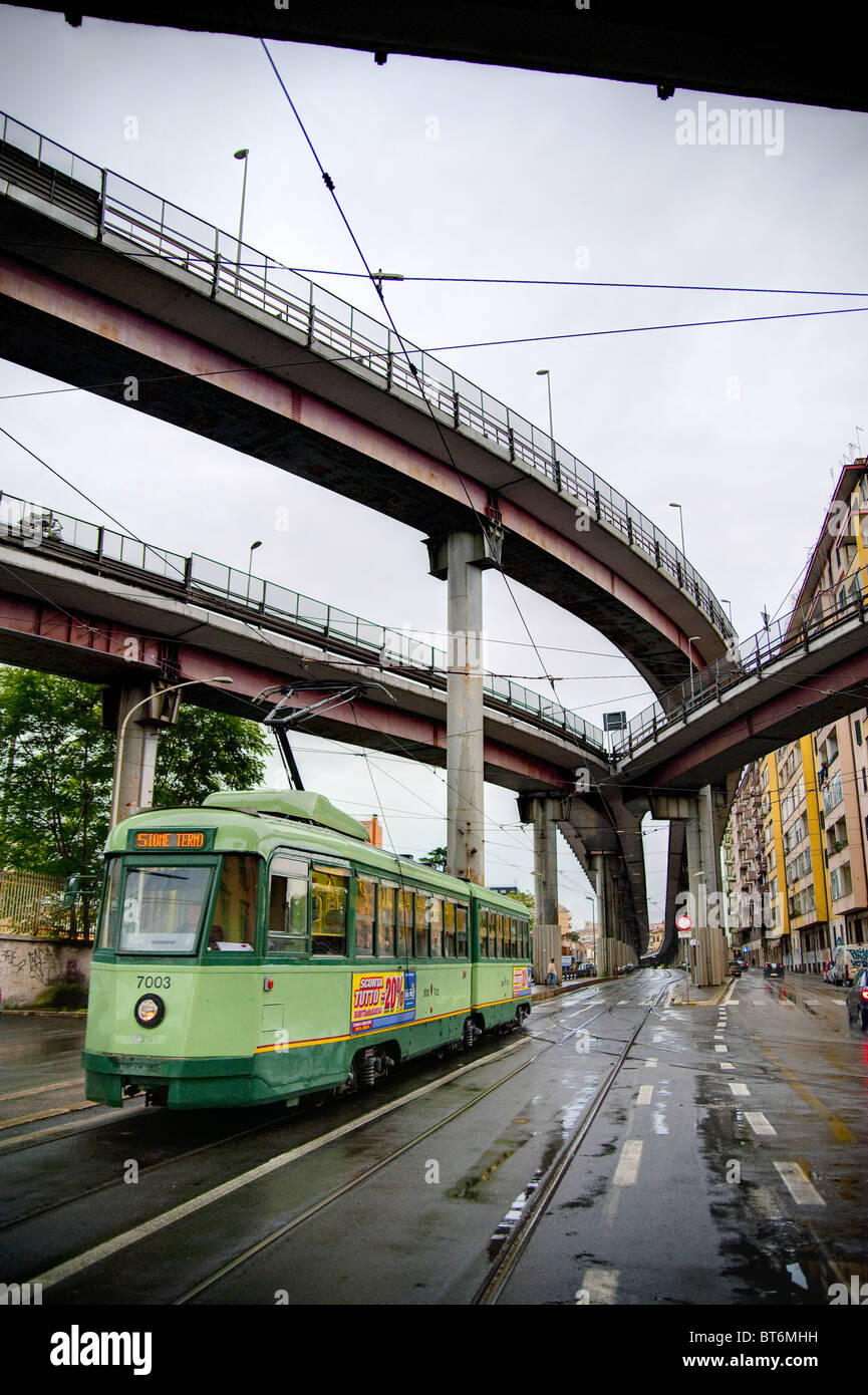 Via Prenestina con un carrello sotto auto Autostrada Tangenziale Est di  Roma Italia Foto stock - Alamy