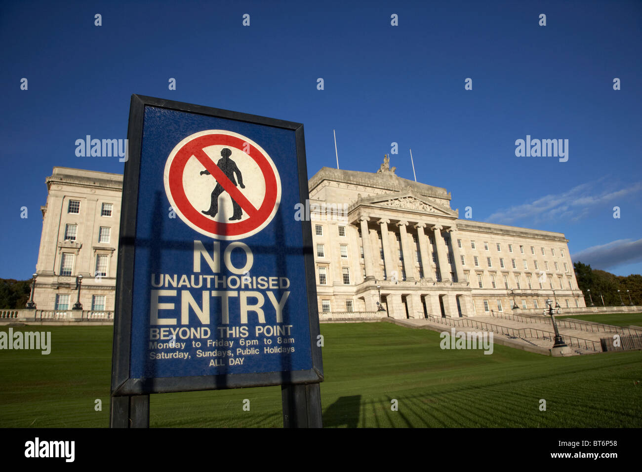 Nessuna voce Segnale di avvertimento al di fuori dell'Irlanda del Nord agli edifici del Parlamento stormont belfast Irlanda del Nord Regno Unito Foto Stock