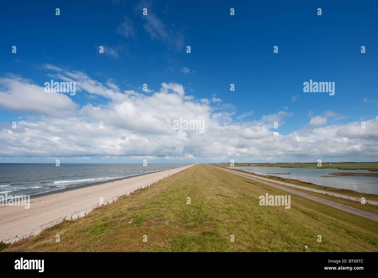 Mare olandese dike da pietre in North Holland Foto Stock