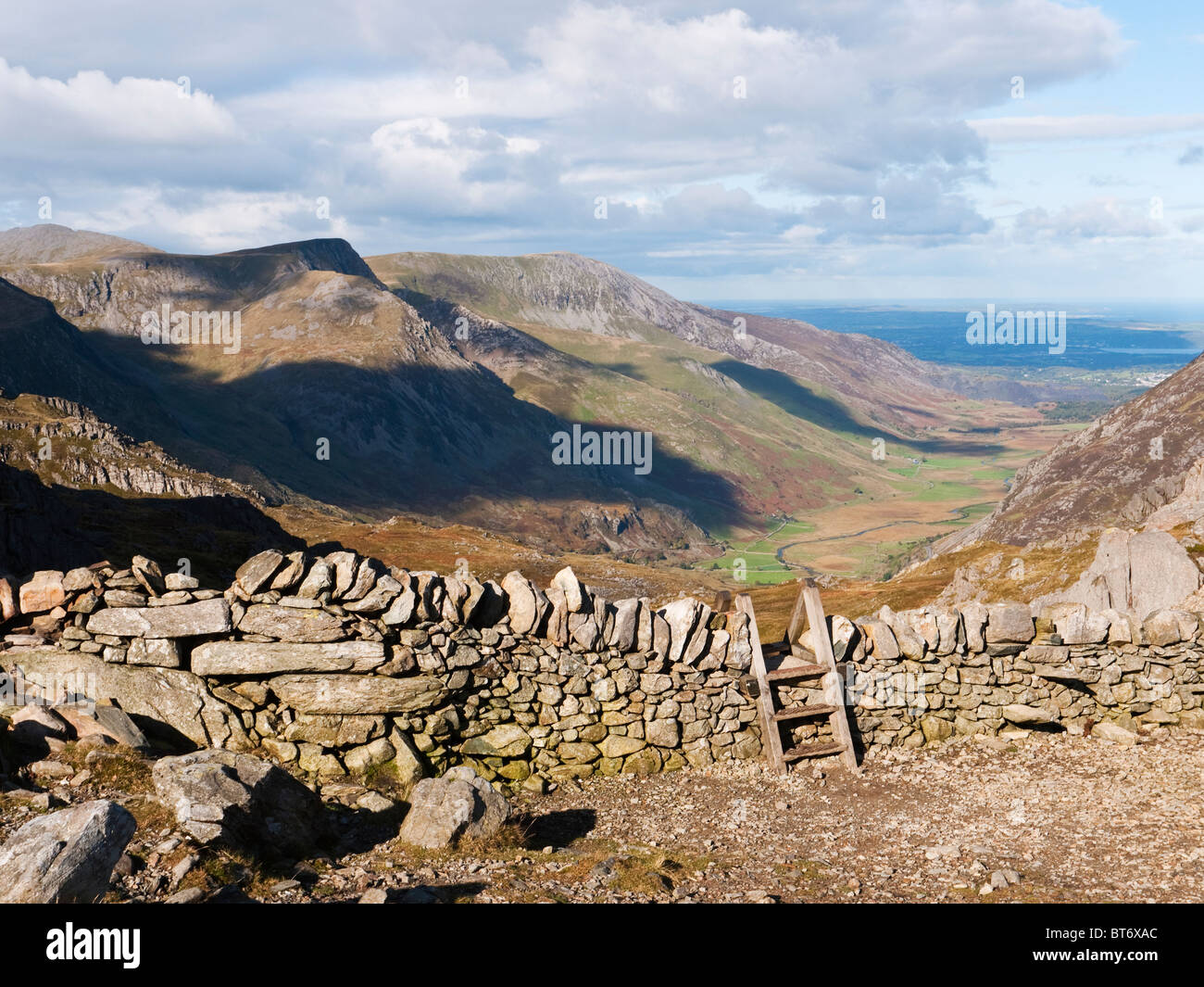 Visualizza in basso Nant Ffrancon da Bwlch Tryfan in Snowdonia. Foel Goch & Carnedd y Filiast in vista sulla sinistra della valle Foto Stock