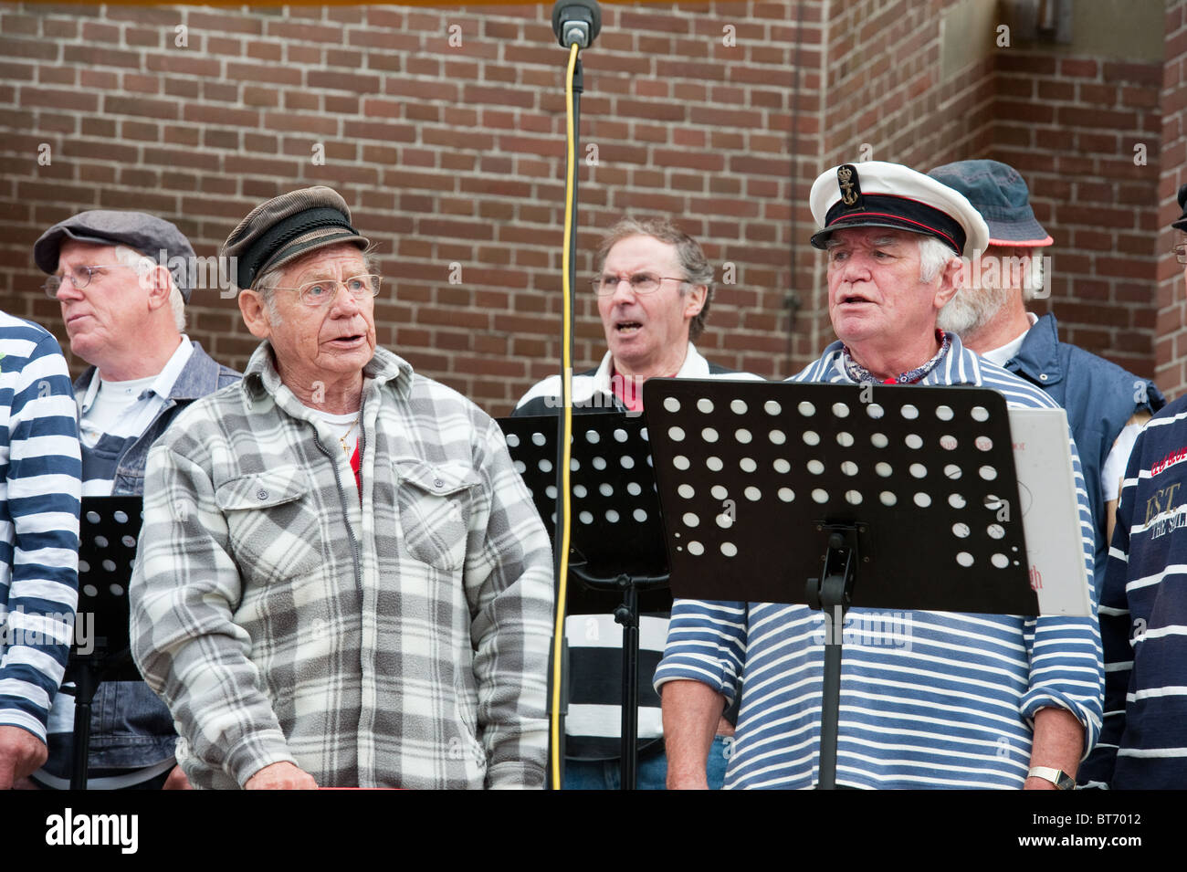Shanty coro con marinaio uomo cantano Foto Stock