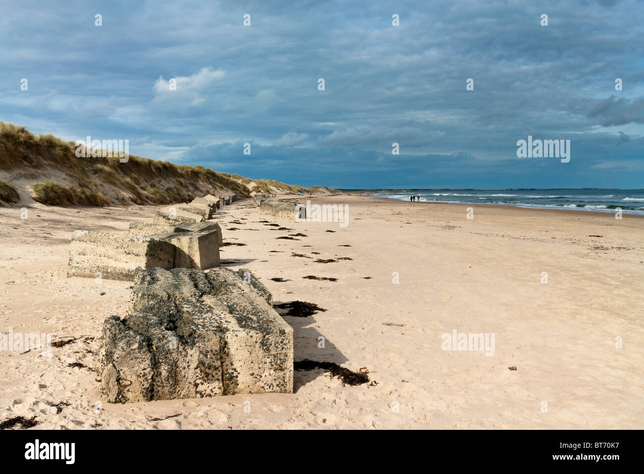 Druridge Bay Beach con la seconda guerra mondiale contro le difese del serbatoio, Northumberland, Inghilterra del Nord Est. Foto Stock