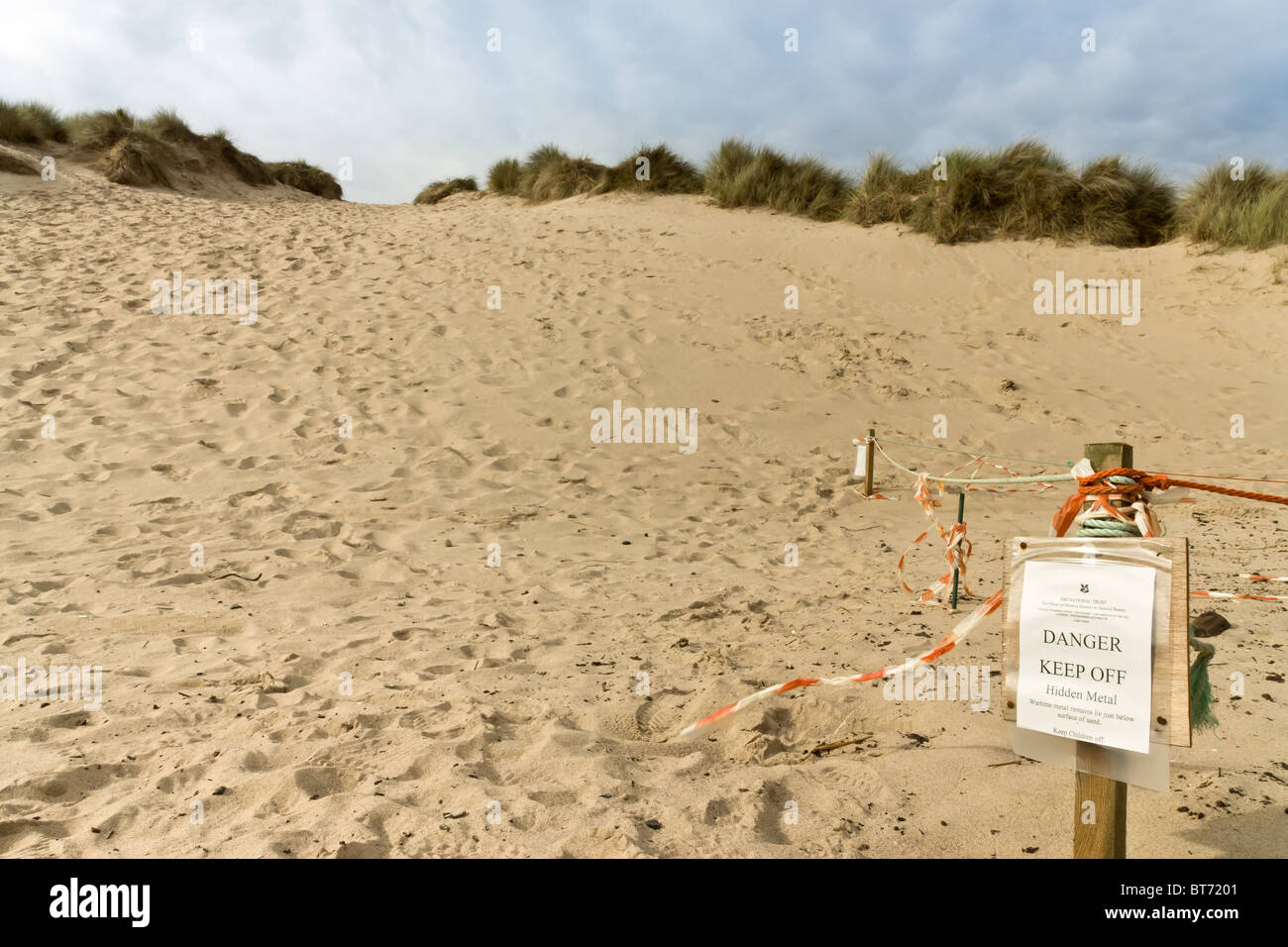 Druridge Bay Beach con un cartello di segnalazione della guerra mondiale due reliquie, Northumberland, Inghilterra del Nord Est. Foto Stock