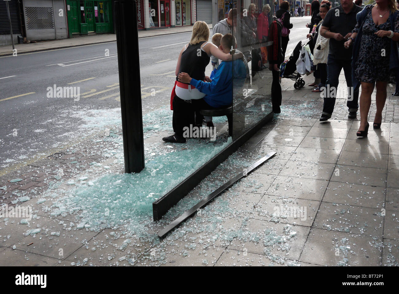 Soggetto ad atti vandalici Shelter Bus NEL REGNO UNITO Foto Stock