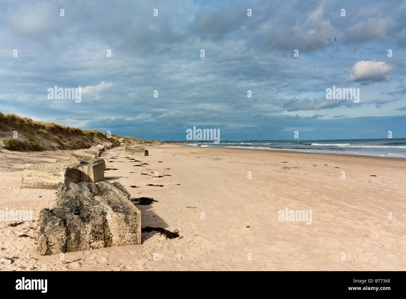 Druridge Bay Beach con la seconda guerra mondiale contro le difese del serbatoio, Northumberland, Inghilterra del Nord Est. Foto Stock
