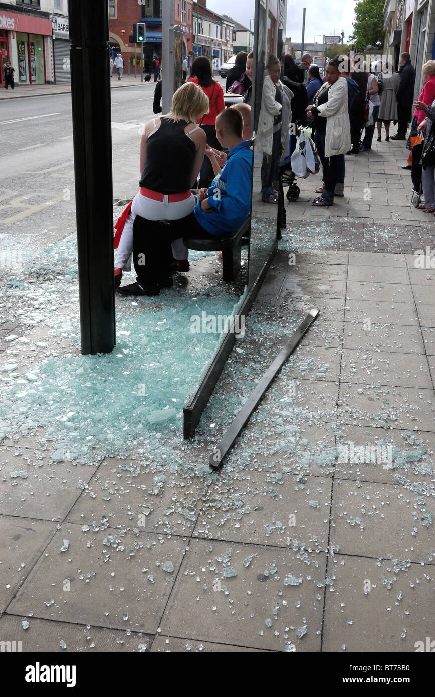 Soggetto ad atti vandalici Shelter Bus NEL REGNO UNITO Foto Stock