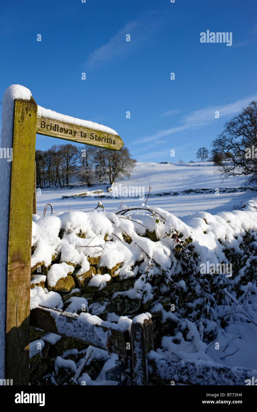 Segno Bridleway a Storiths vicino a Bolton Abbey, North Yorkshire. Inverno Foto Stock