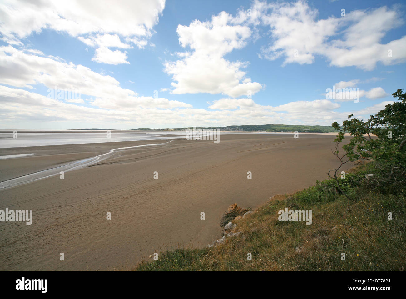 Guardando verso Grange-over-Sands lungo il Kent Estuary, Morecambe Bay, da Arnside Knott, Cumbria, England, Regno Unito Foto Stock
