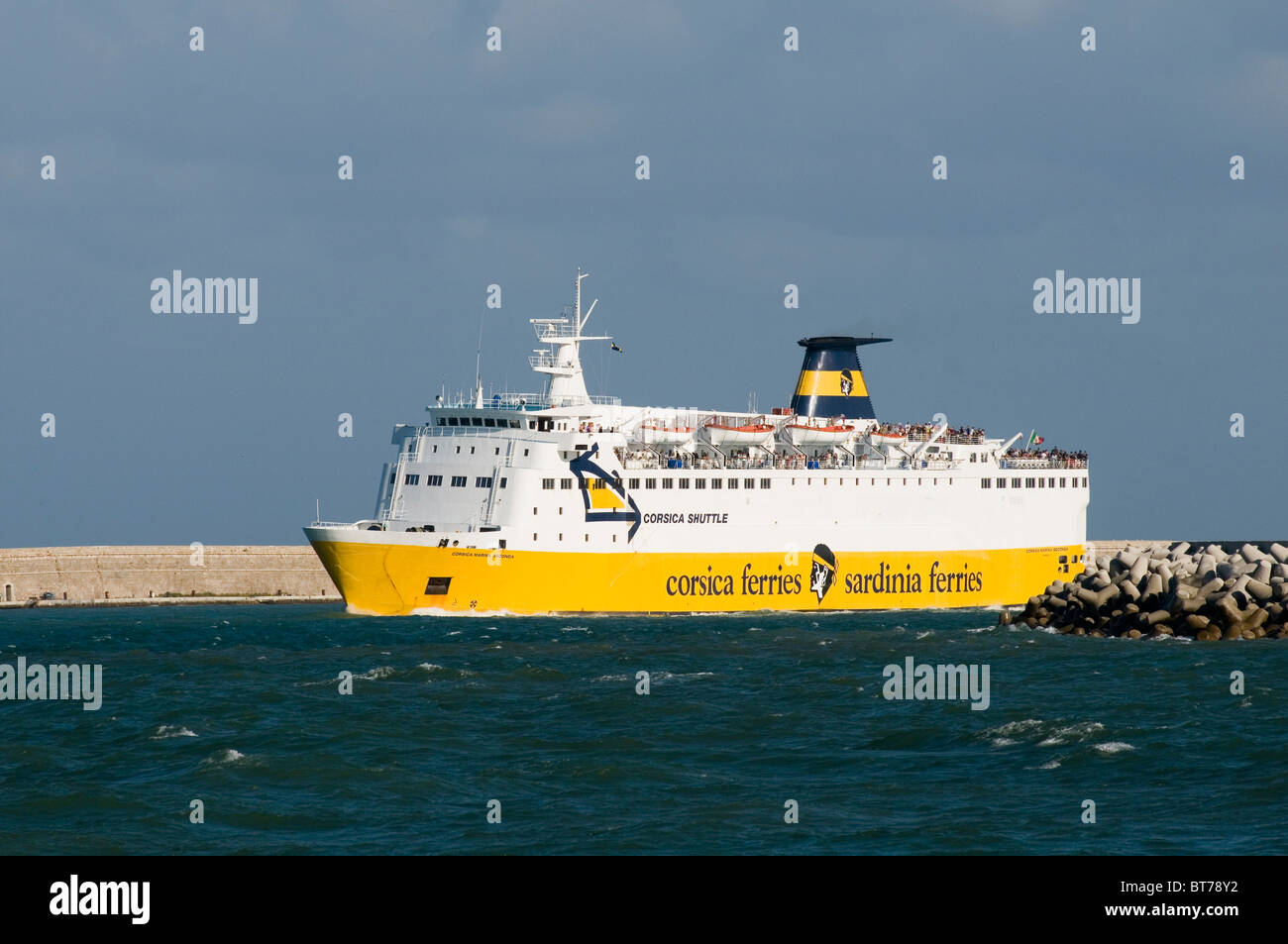 Traghetti traghetto auto barche barca ocean andando grande nave Corsica Sardegna lasciando porto roll on off Foto Stock