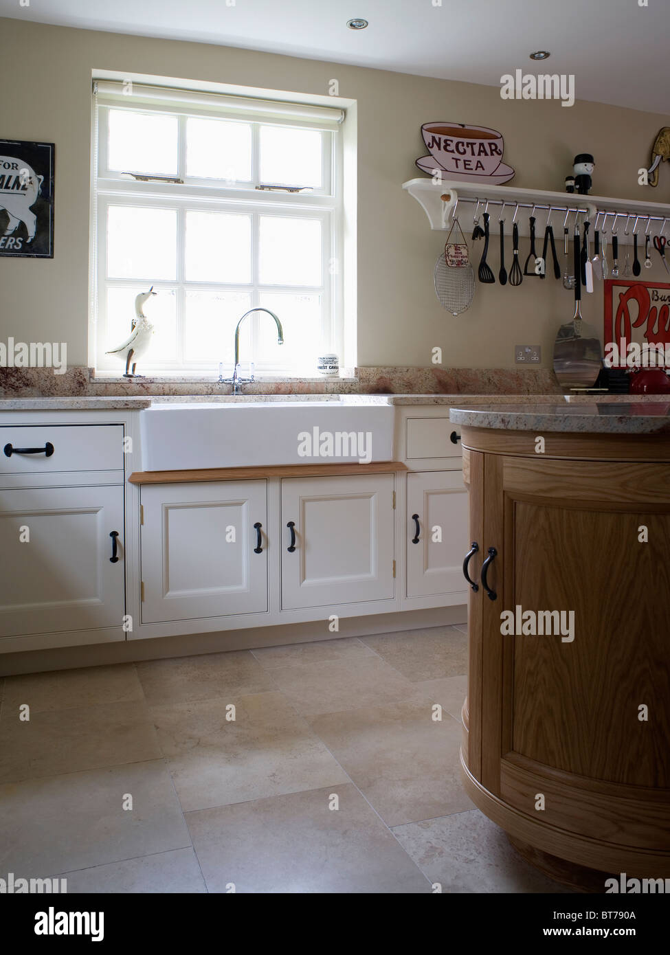 Belfast lavello sotto finestra nel paese di crema la cucina con pavimento  in pietra calcarea Foto stock - Alamy