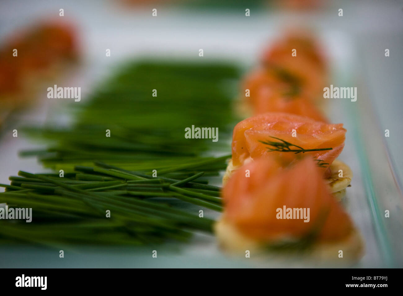 Il cibo di qualità in offerta a un buffet in corrispondenza di una parte superiore della conferenza di Londra Foto Stock