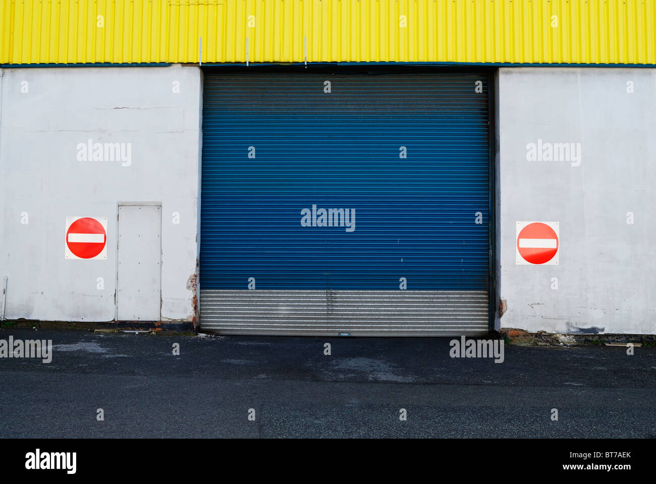 Blue tapparella porte e nessuna voce segni Foto Stock