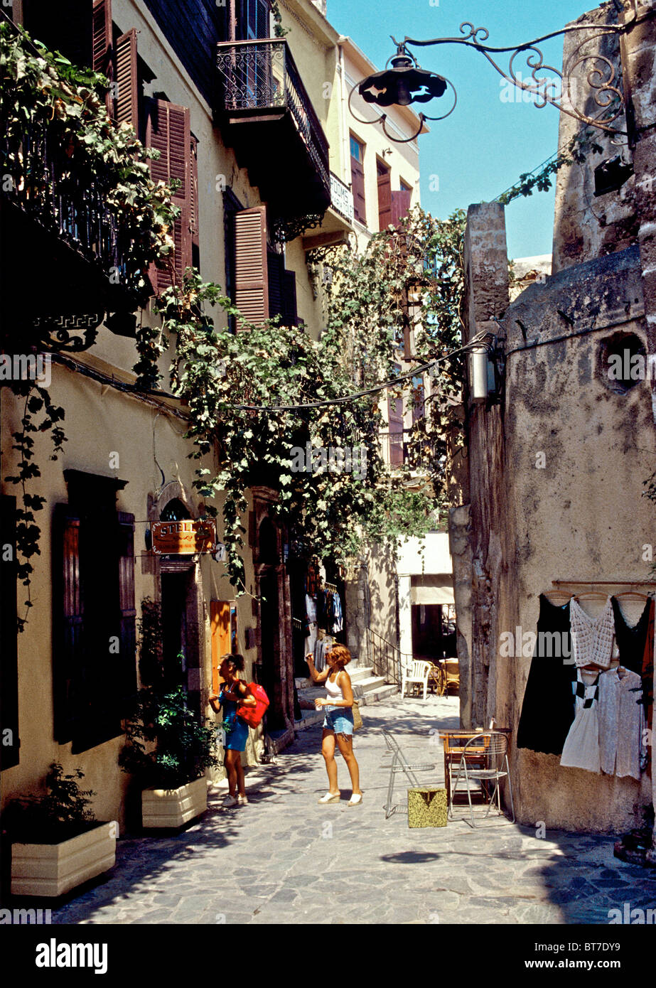 Le strette strade di nascondere centinaia di piccoli negozi, bar, ristoranti e alloggi in affitto a Chania a Creta. Foto Stock