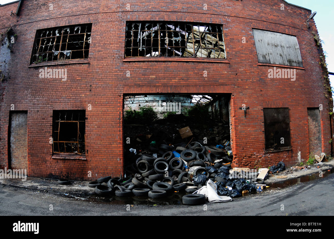 Gli edifici di vecchia costruzione adiacente a Liverpool docks abbandonati e cadendo in rovina a fianco del Dock Road in Liverpool Foto Stock