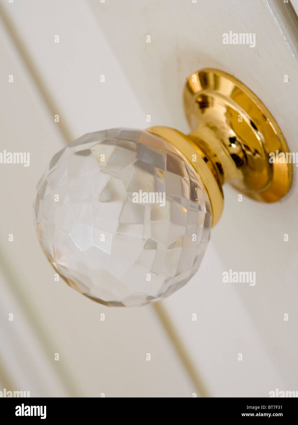 Close-up di vetro sfaccettate e dorate, maniglia per porta Foto Stock