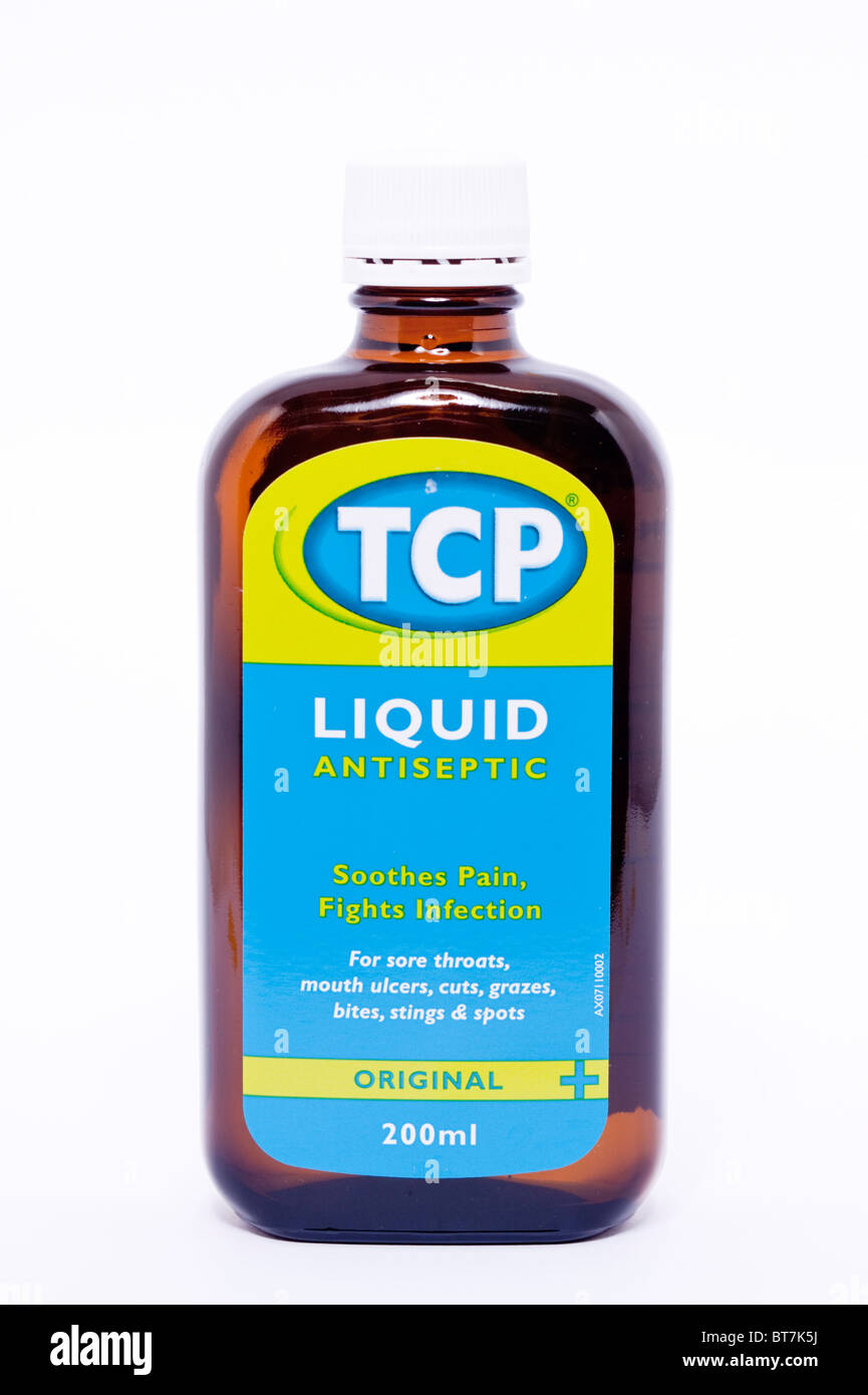 Un vicino la foto di una bottiglia di TCP antisettico liquido per le punture , aculei , tagli , contusioni ecc contro uno sfondo bianco Foto Stock