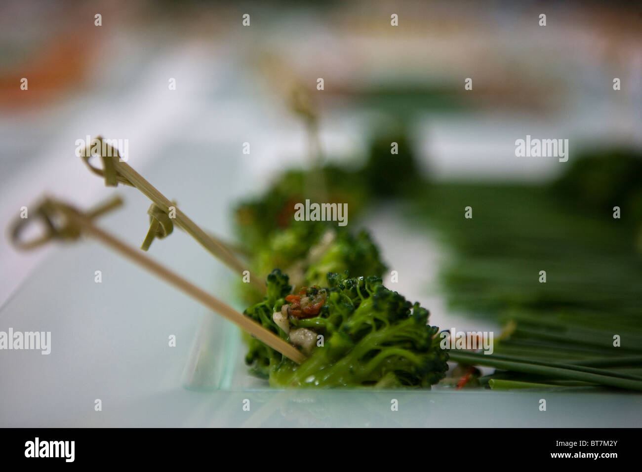 Il cibo di qualità in offerta a un buffet in corrispondenza di una parte superiore della conferenza di Londra Foto Stock