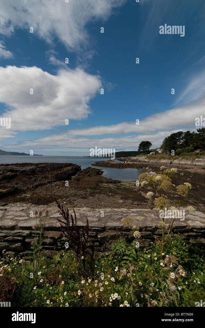 Tranquilla insenatura di Reenmore, West Cork, Irlanda presi in una giornata di sole con mentre le nuvole Foto Stock